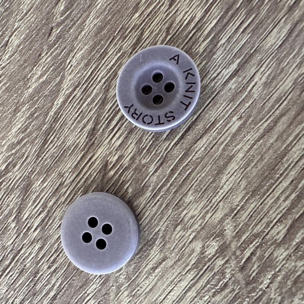 Hovedbilde Knapp A Knit Story Lys Grå 17 mm