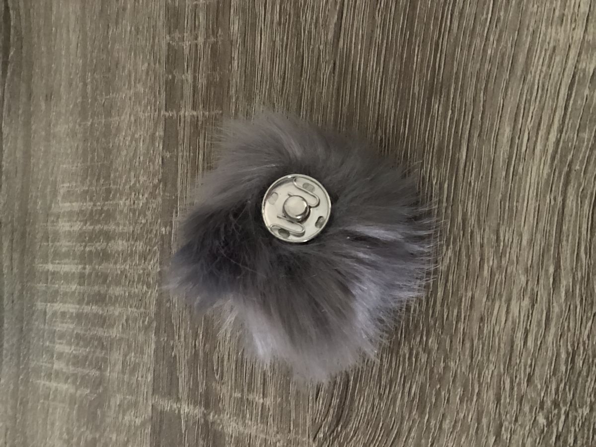 Dusk grå med trykk-knapp 6 cm