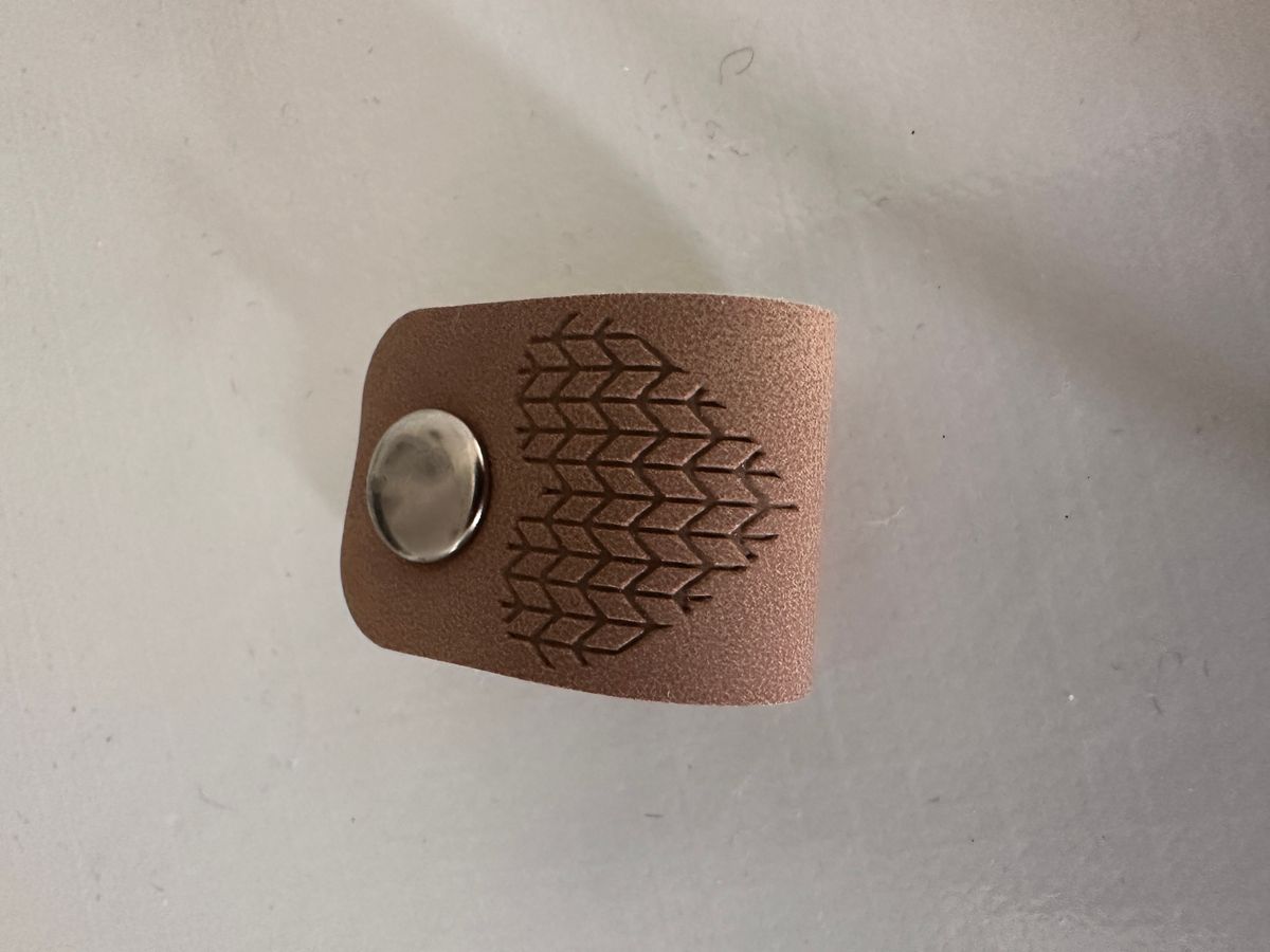 Lapp kunstskinn beige «handmade with Love» med metallfeste