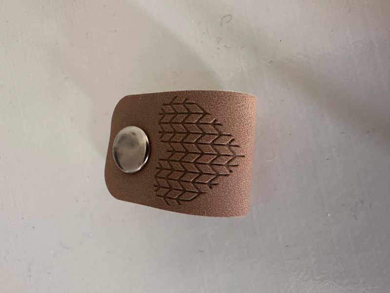 Lapp kunstskinn beige «handmade with Love» med metallfeste