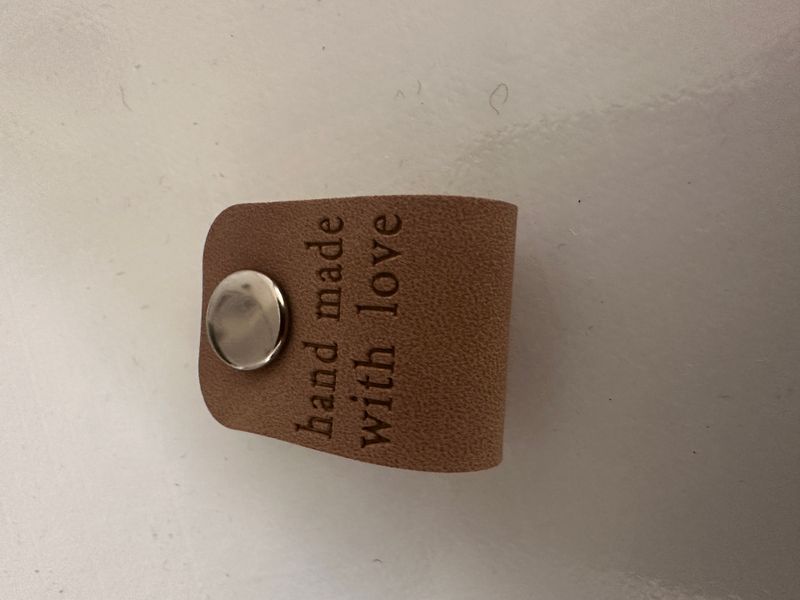 Lapp kunstskinn beige «handmade with Love» med metallfeste